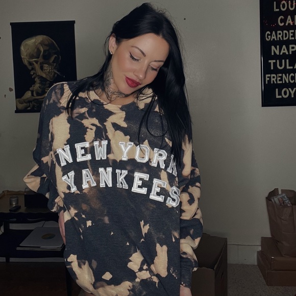 XL New York Yankees sweatshirt. Bleach dyed. NYY. Excellent condition! Cute! - Picture 3 of 8